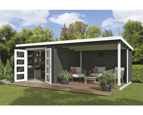 Gartenhaus mit Terrasse und geöffneten Türen auf einer Rasenfläche.