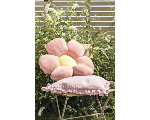 Gartenstuhl mit Blumendekokissen und Zierkissen