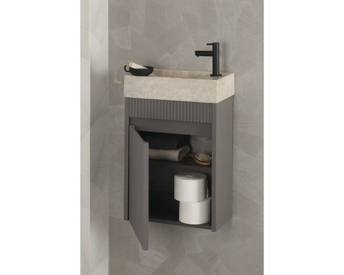 Waschtischkombination mit offenem Schrank, Handtüchern und Toilettenpapier im Badezimmer