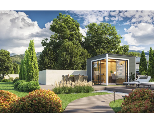 Garten mit Gartenhaus, Terrasse, Möbeln und Pflanzen für einen hellen und organisierten Eindruck