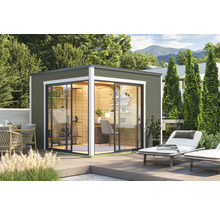 Modernes Gartenhaus mit Schiebetüren und Büroausstattung auf einer Holzterrasse
