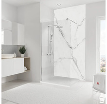 Helles Badezimmer mit Dusche, Waschbecken und Handtüchern für ein sauberes und geräumiges Ambiente