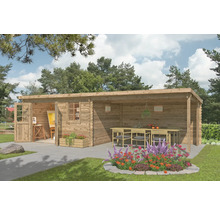 Holzgartenhaus mit Terrasse, Tisch und Stühlen umgeben von Grün.