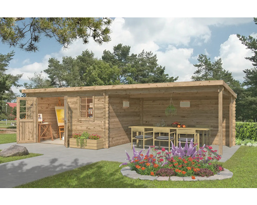 Gartenhaus Outdoor Life Reno inkl. Dachanbau mit Rückwand 780 x 313,9 cm braun imprägniert Holzgartenhaus mit Terrasse, Tisch und Stühlen umgeben von Grün.