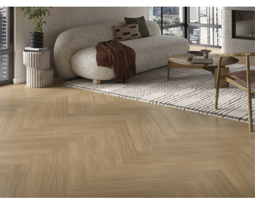 Wohnzimmer mit hellem Holzboden in Fischgrätmuster, Sofa und Teppich