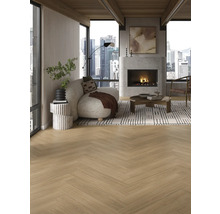 Heller Wohnraum mit Parkettboden im Fischgrätmuster, Kamin und Blick auf die Stadt.