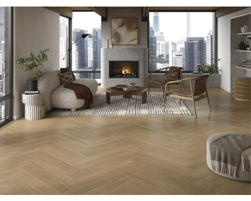 Heller Wohnraum mit Fischgrätparkett, Kamin und grossen Fenstern mit Stadtblick