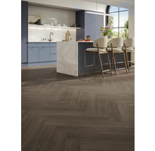 Helle Küche mit Kücheninsel, Barhockern und Bodenbelag in Fischgrätmuster