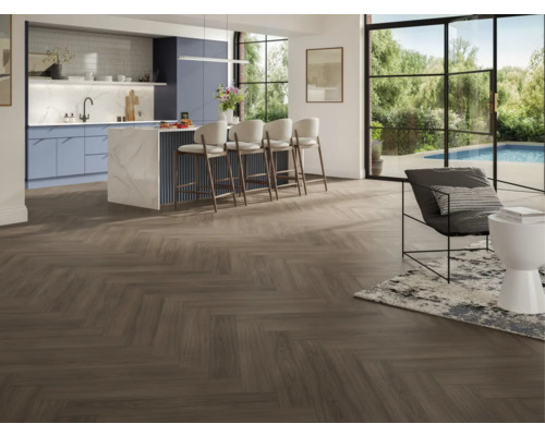 Helle Küche mit Boden in Fischgrätmuster, Kücheninsel und Stühlen