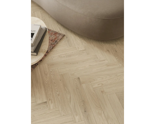 Heller Holzboden im Fischgrätmuster mit Couch und Tisch