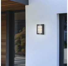 Wandleuchte aus Metall mit vier Lichtschlitzen an einer Hauswand