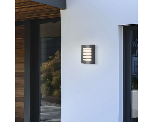 Wandleuchte aus Metall mit vier Lichtschlitzen an einer Hauswand