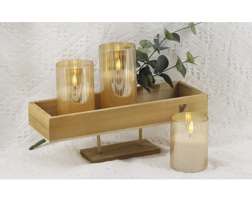 Dekorative LED-Kerzen in einem Holztablett