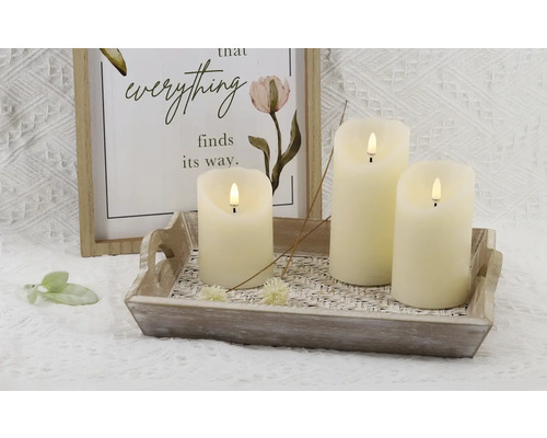Dekorative LED Kerzen auf einem Holztablett mit einer gerahmten Wanddekoration