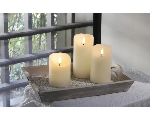 Dekorative LED Kerzen auf einem Tablett