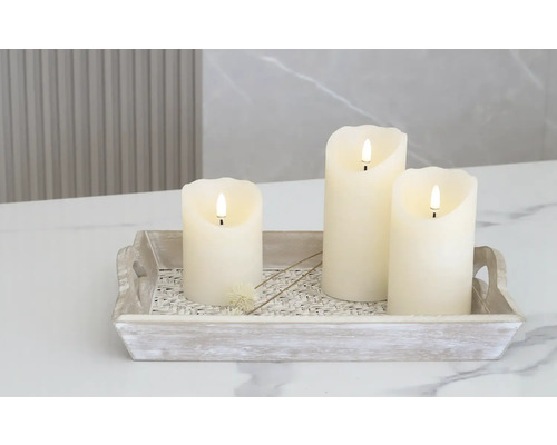 Dekorative LED-Kerzen auf einem Holztablett