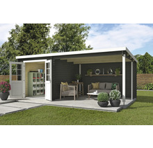 Gartenhaus mit geöffneten Doppeltüren, Regalen zur Aufbewahrung und überdachter Terrasse mit Gartenmöbeln