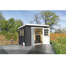 Garten mit Gerätehaus aus Holz, Dartscheibe und Gartenzubehör