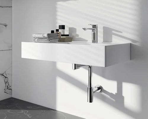 Modernes Badezimmer mit weißem Waschtisch, Armatur und Handtüchern