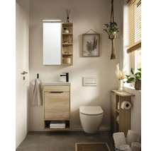 Helles Badezimmer mit Waschtisch, Spiegelschrank, Toilette und Regalen im natürlichen Design