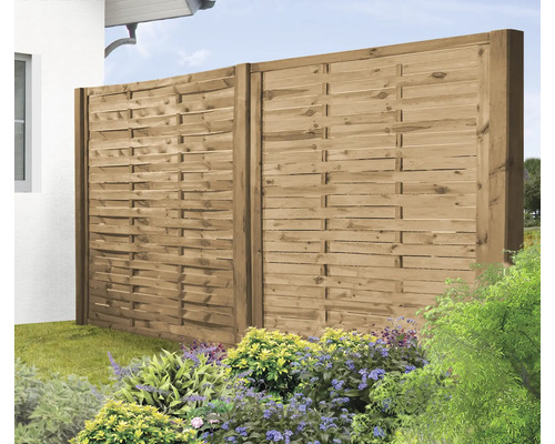 Holzzaun im Gartenbereich mit dekorativen Pflanzen