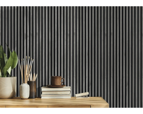 Holzpaneele an der Wand mit Dekorationsgegenständen auf dem Tisch