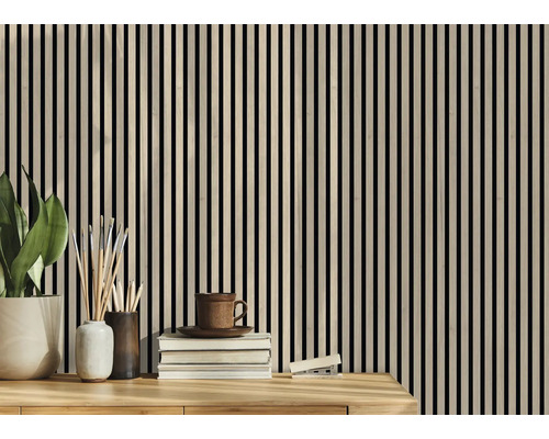 Dekorative Wandverkleidung mit vertikalen Holzlamellen als Hintergrund für eine Inneneinrichtung.