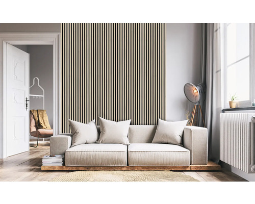 Wohnzimmer mit Paneelwand, Sofa und Fenster für eine helle Atmosphäre.