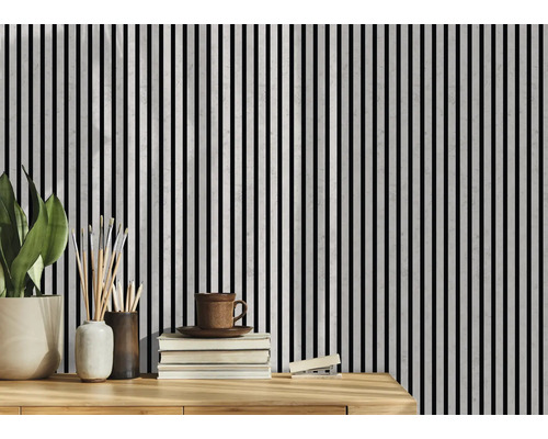 Nahaufnahme einer Wand mit gestreifter Tapete, die ein modernes Designelement darstellt.