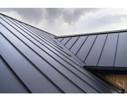 Nahaufnahme eines Daches mit Metalldeckung