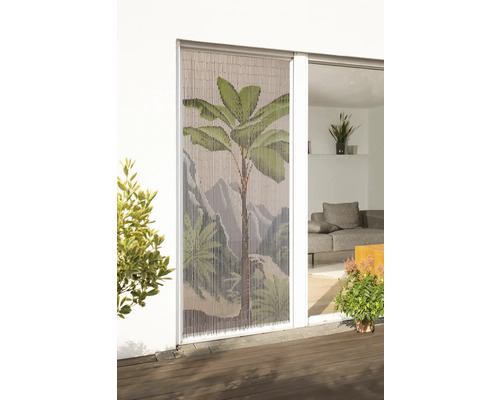 Dekorative Bambusvorhang mit einem aufgedruckten Dschungelmotiv vor einer Terrassentür.