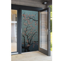 Bambusvorhang mit Baum Motiv vor einer geöffneten Terrassentür