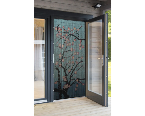 Bambusvorhang mit Baum Motiv vor einer geöffneten Terrassentür