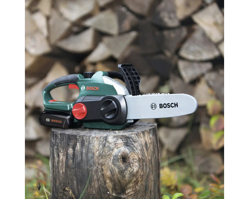 Kompakte Akku-Kettensäge von Bosch auf einem Baumstumpf