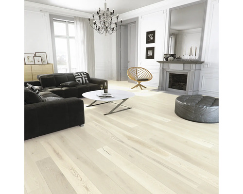 Heller Wohnraum mit Sofa, Couchtisch, Kamin, Sessel und Holzfußboden