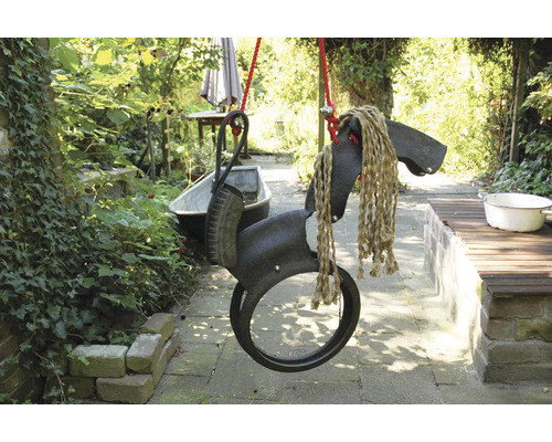 Pferdeschaukel aus Reifen im Garten