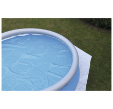 Aufblasbarer Pool mit Abdeckung im Garten