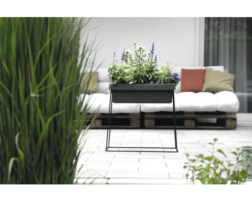 Blumenkasten mit Ständer und Bepflanzung auf Terrasse
