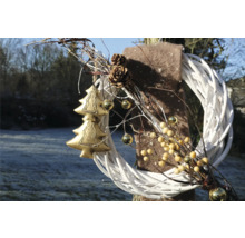 Dekorativer Weihnachtskranz mit Tannenzapfen und Christbaumschmuck