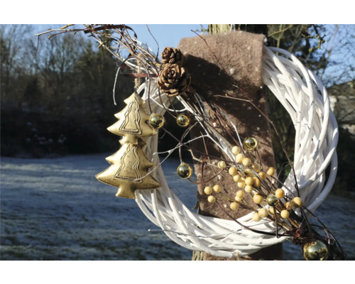 Dekorativer Weihnachtskranz mit Tannenzapfen und Christbaumschmuck