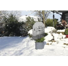 Pflanzenschutzhaube mit Vogelmotiv im verschneiten Garten