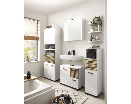 Helles Badezimmer mit Badmöbeln in Weiß und Holzakzenten, inklusive Waschtischunterschrank, Hochschrank und Spiegelschrank.