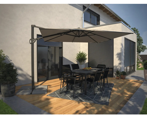 Terrasse mit Ampelschirm, Tisch und Stühlen vor einem Haus.