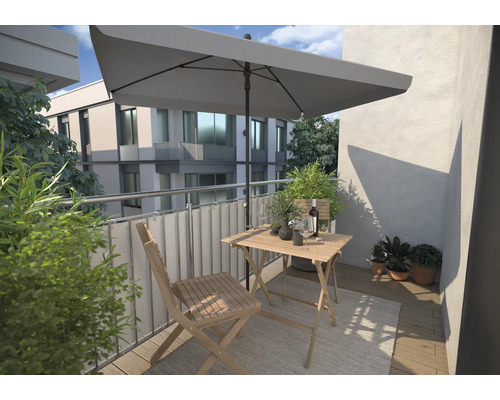 Balkonszene mit Tisch, Stuhl, Sonnenschirm und Pflanzen