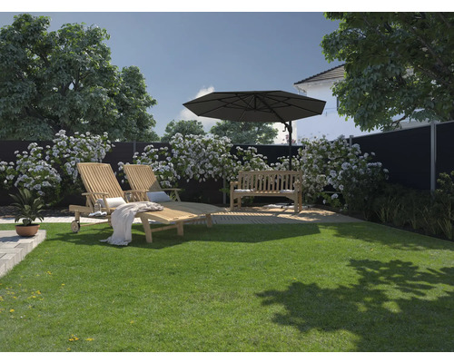 Garten mit Liegestühlen, Bank und Sonnenschirm auf einer Rasenfläche