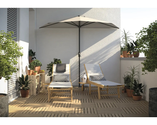 Terrasse mit Sonnenschirm, Liegestühlen, Pflanzen und Terrassenfliesen