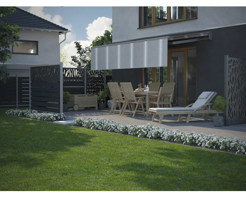 Terrasse mit Markise, Gartenzaun, Gartenmöbeln und Liegestuhl