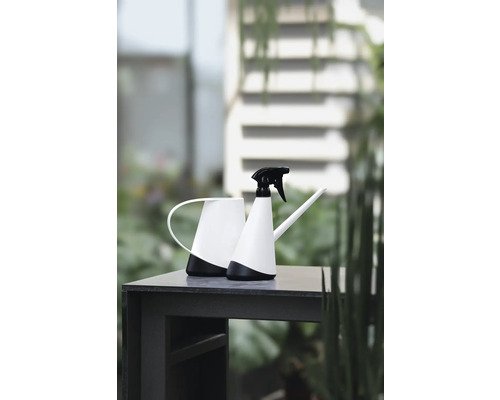 Gießkanne und Sprühflasche für den Garten auf einem Tisch