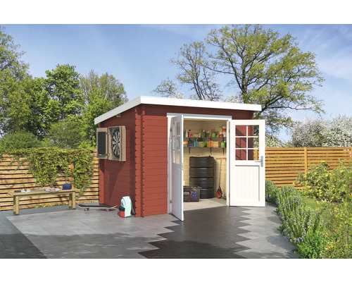 Gartenhaus mit geöffneten Türen, Dartscheibe, Reifen und Regalen zur Aufbewahrung im Garten