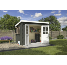 Garten Szene mit Gerätehaus aus Holz mit geöffneten Türen und Fensterläden